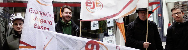 Mitarbeiter und Jugendliche mit EJE-Fahnen und Transparenten