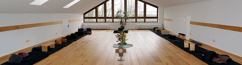 Schöner Seminarraum einladend eingerichtet zur Meditation